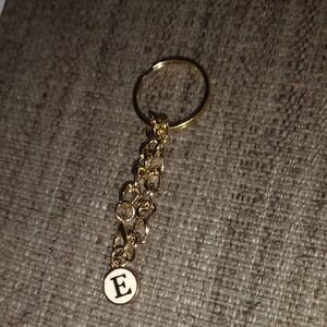 Elegant Gold & Cream Initial “E” Circle Keychain – Personalized Charm Accessory